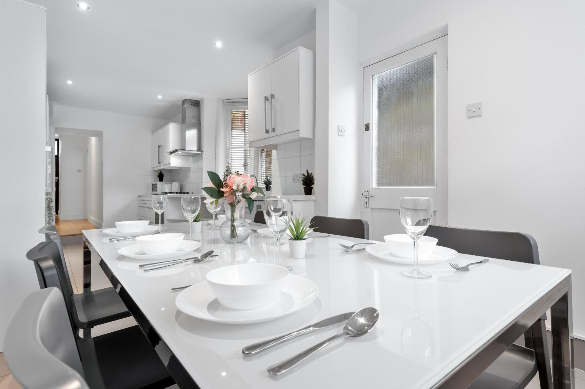 Apartment Luxury 4-bedroom Modern Flat In Steps From Station, Sleeps 9 In Style! London