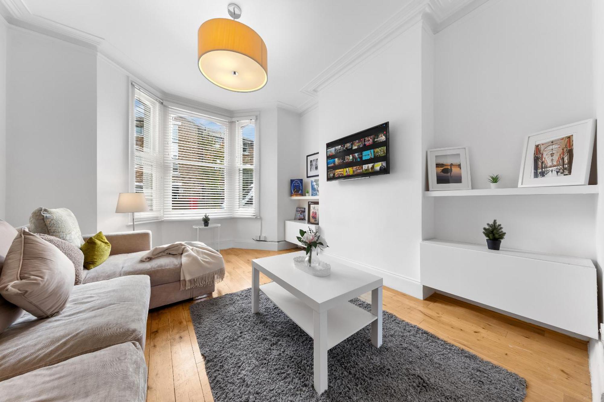 Luxury 4-bedroom Modern Flat In Steps From Station, Sleeps 9 In Style! *