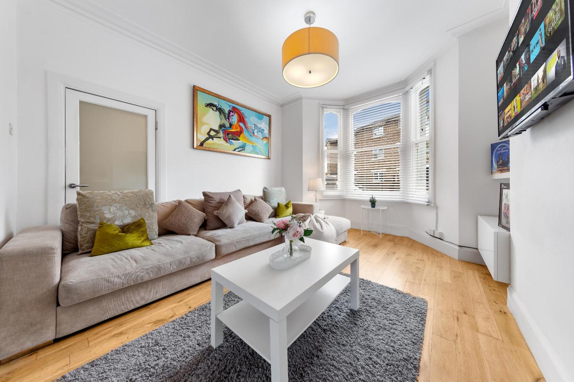 Luxury 4-bedroom Modern Flat In Steps From Station, Sleeps 9 In Style! London