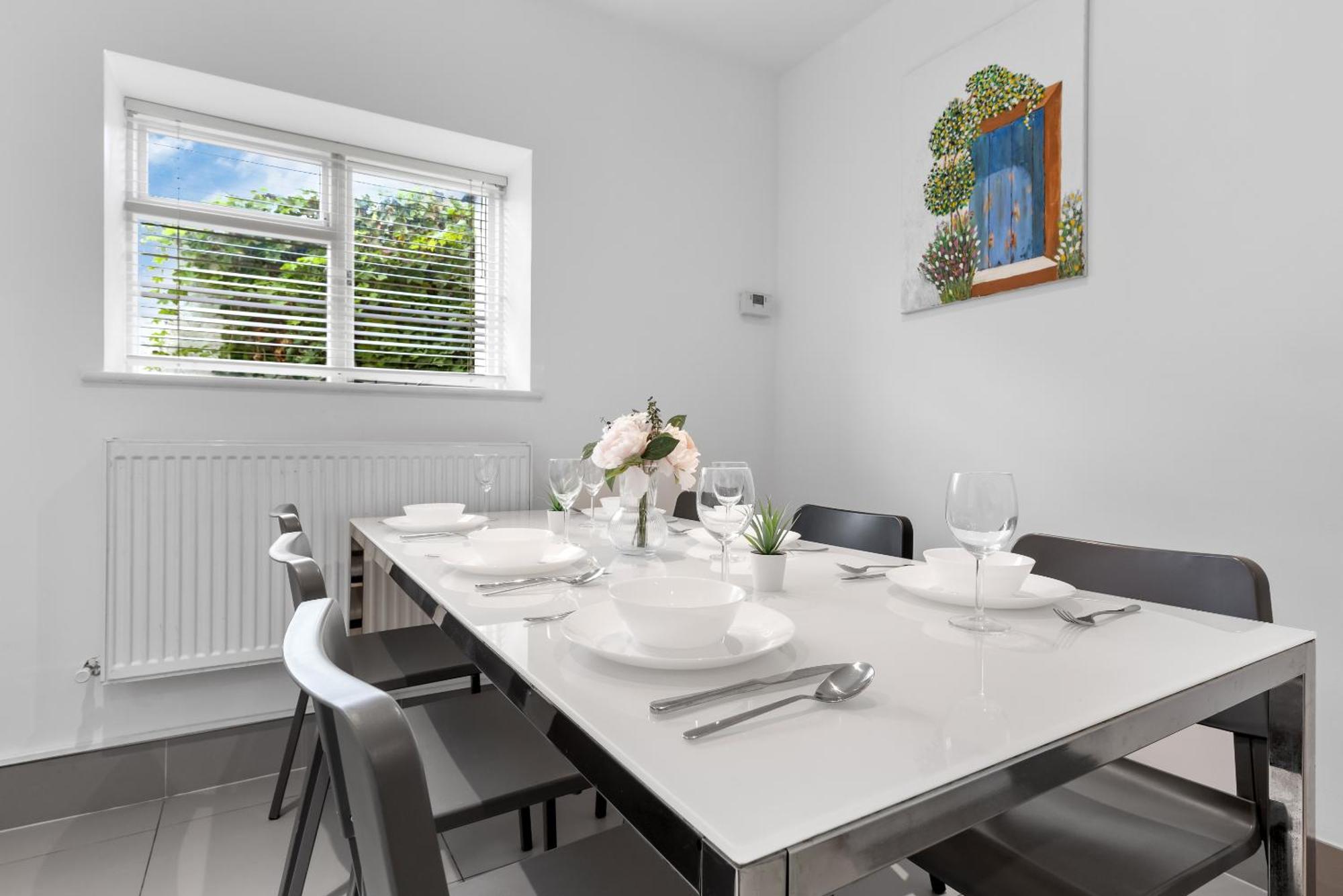 Apartment Luxury 4-bedroom Modern Flat In Steps From Station, Sleeps 9 In Style!