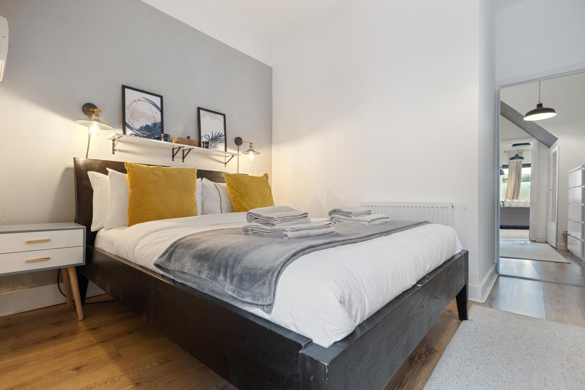 Putney Thames Garden Flat *