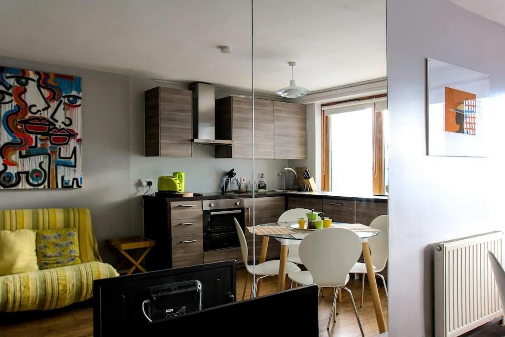 Apartment Angel, Bright & Colorful Flat