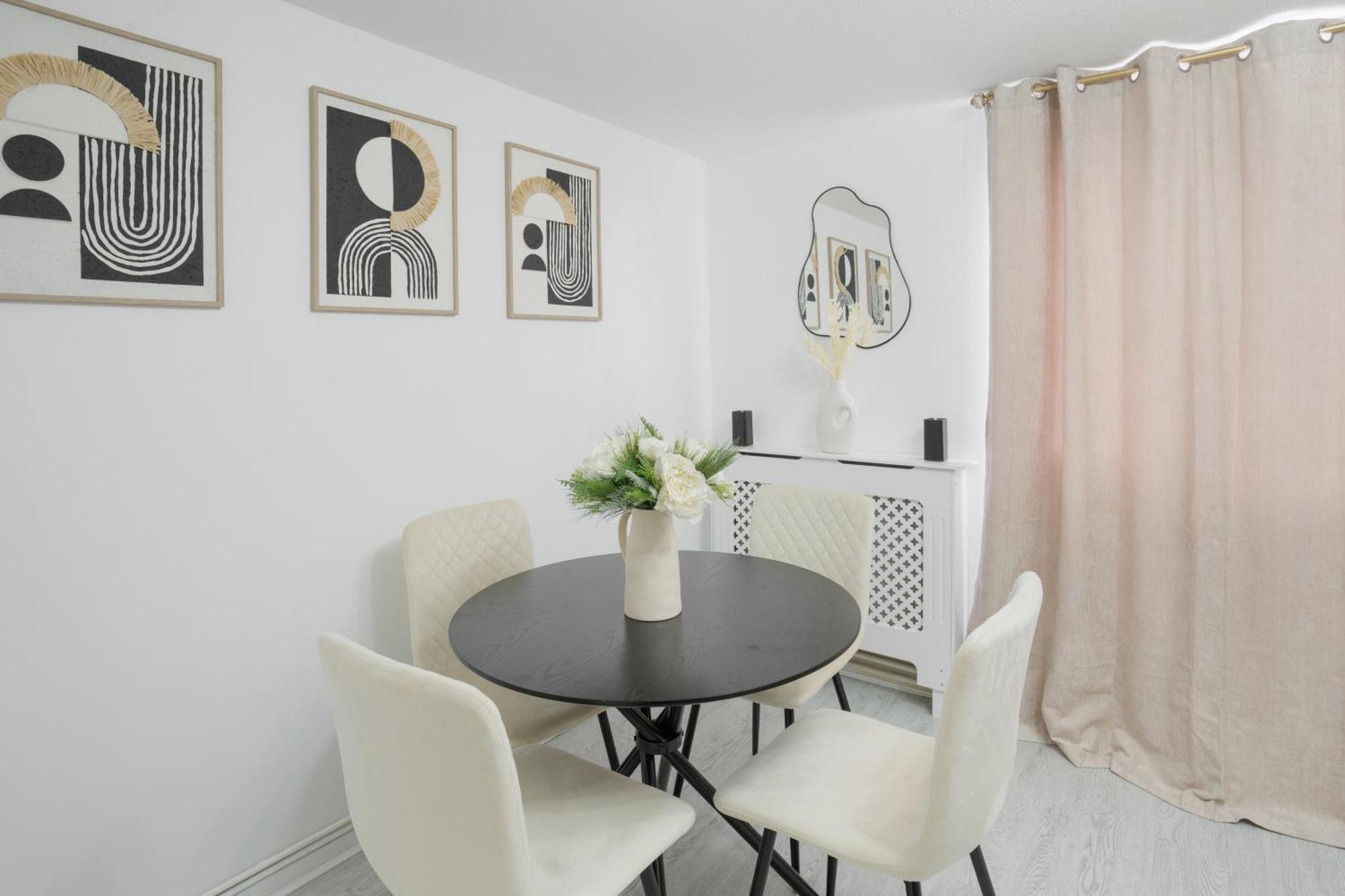 Luxury 3 Bedroom House In Woodgreen Holiday home *