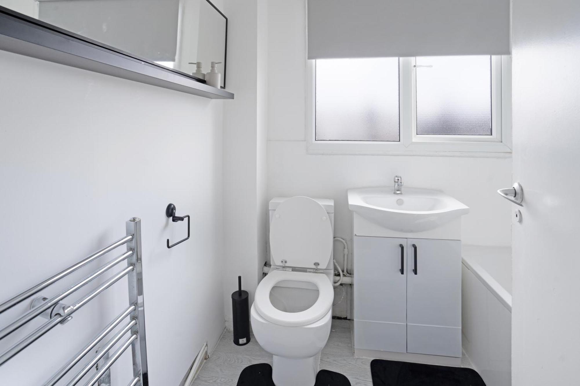 Luxury 3 Bedroom House In Woodgreen *