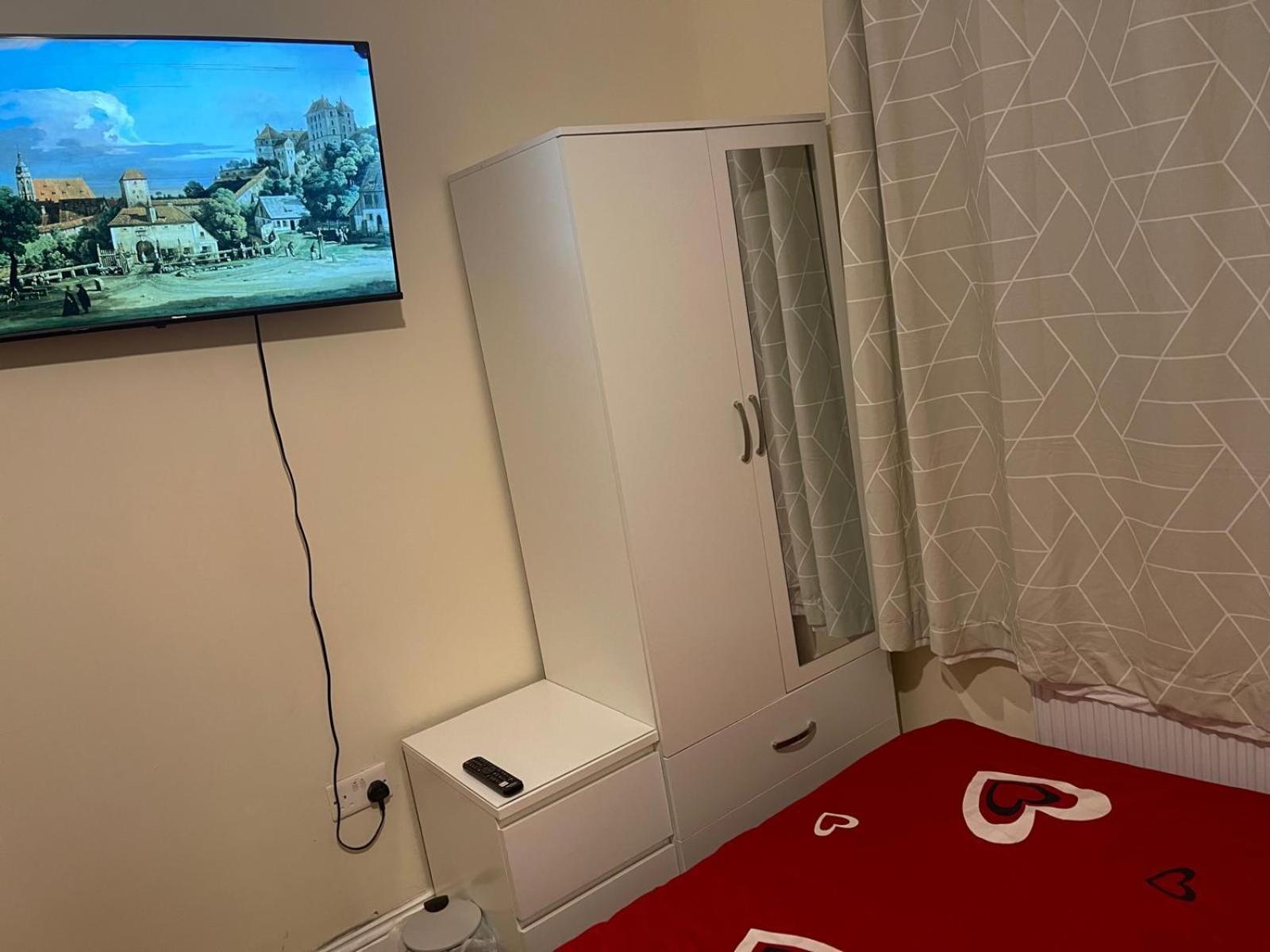 Homestay Airport, Excel & 02 Arena Proximity House *