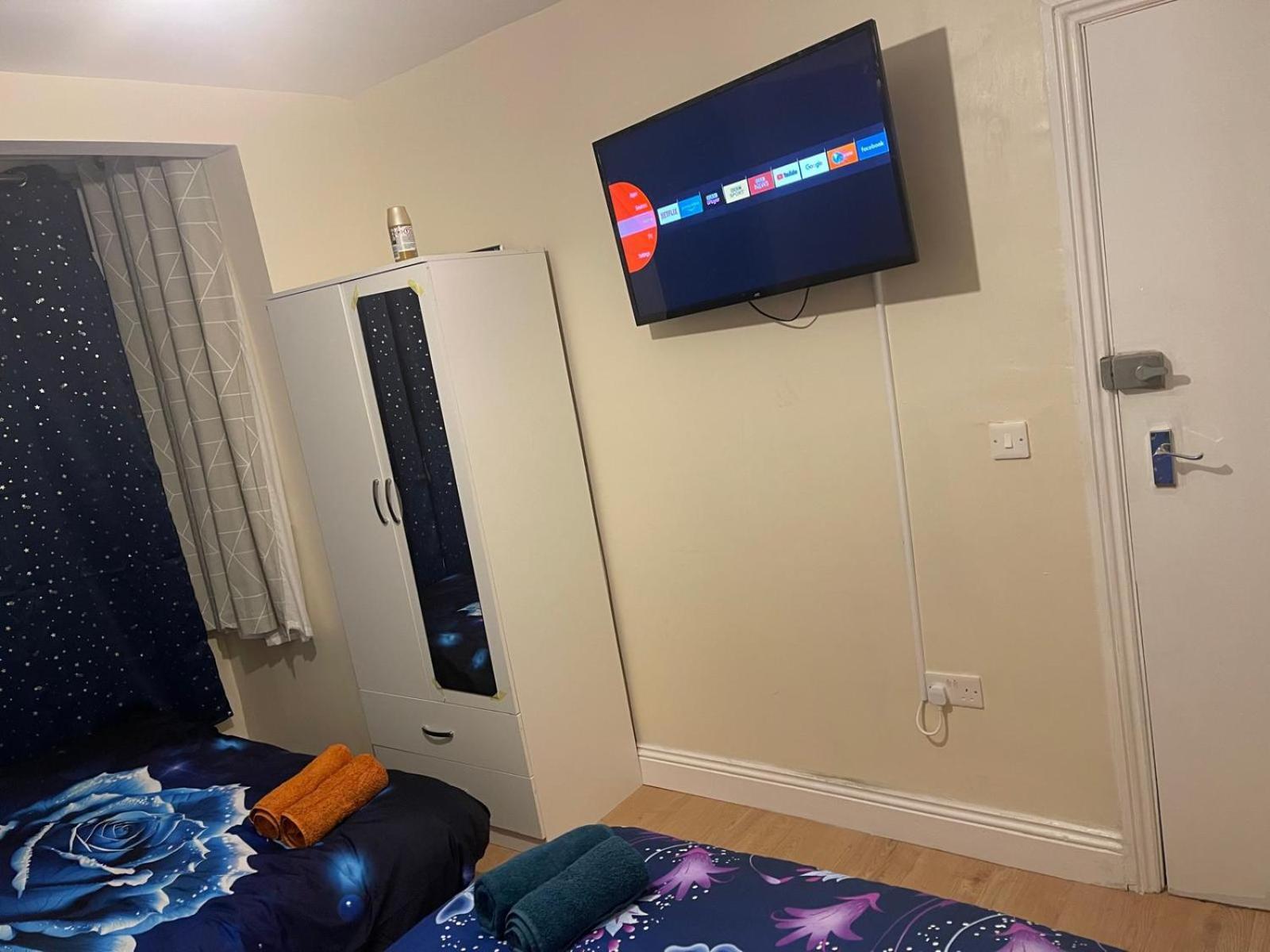 Homestay Airport, Excel & 02 Arena Proximity House