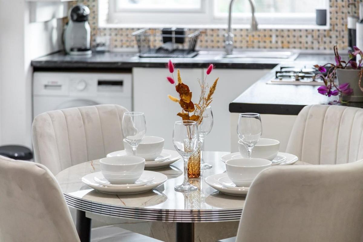Modern Two Bed With Free Gated Parking Space * Londres