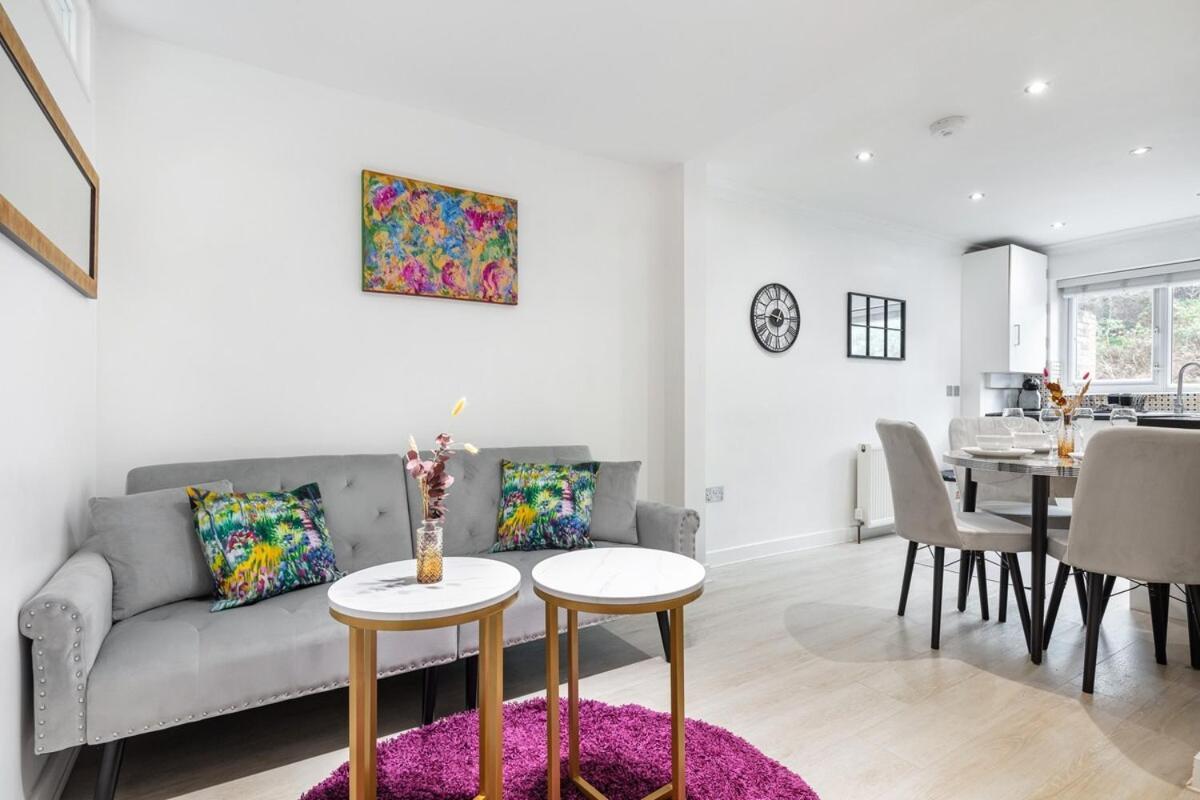 Apartamento Modern Two Bed With Free Gated Parking Space Londres