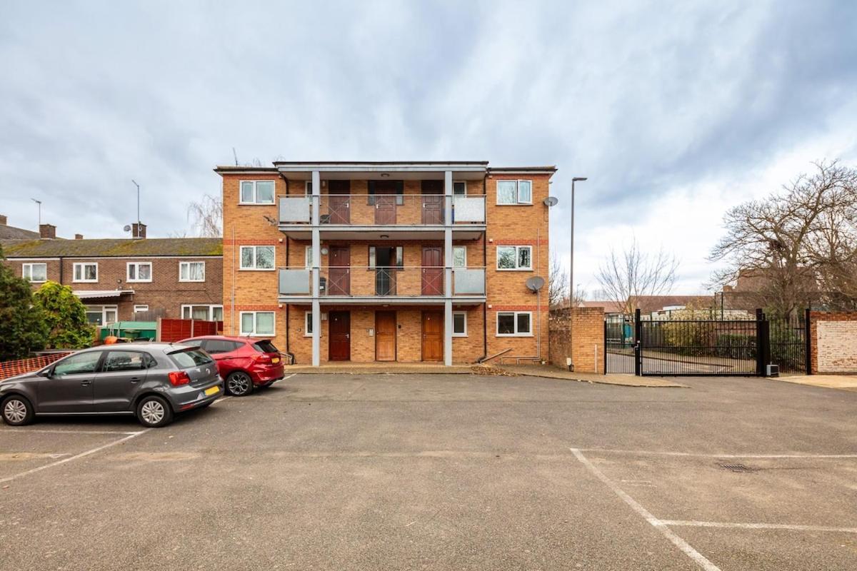 Modern Two Bed With Free Gated Parking Space Londres
