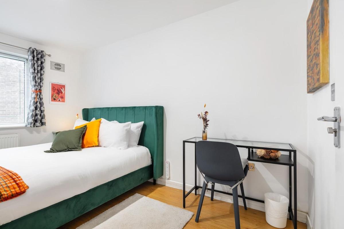 Modern Two Bed With Free Gated Parking Space * Londres