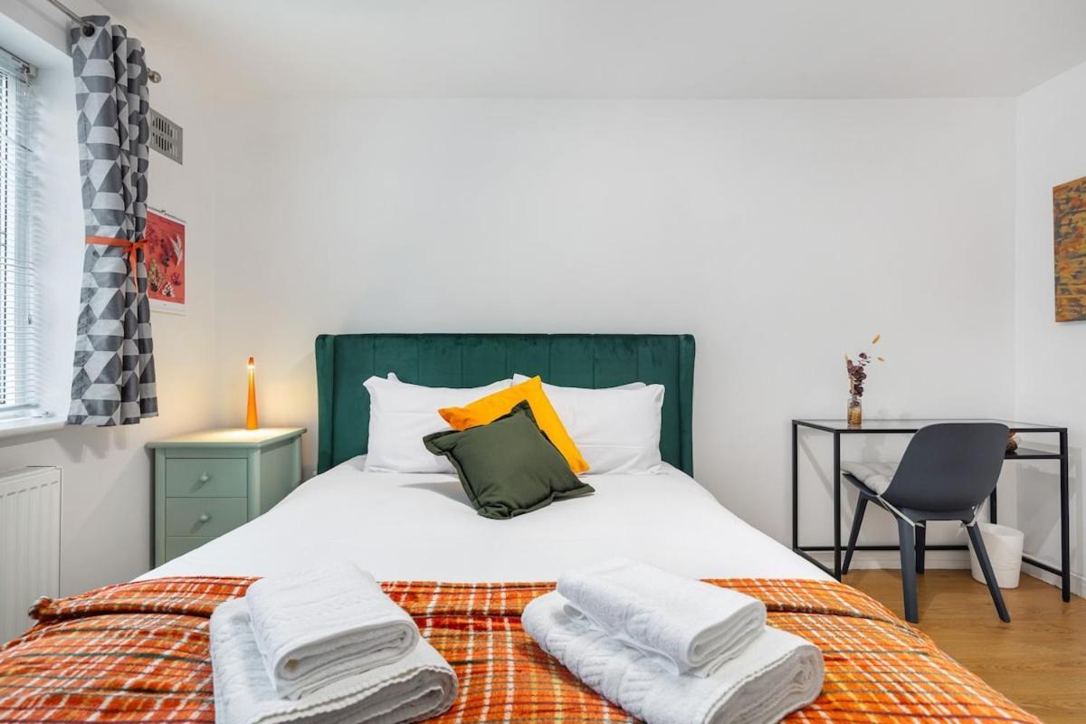 Apartamento Modern Two Bed With Free Gated Parking Space *
