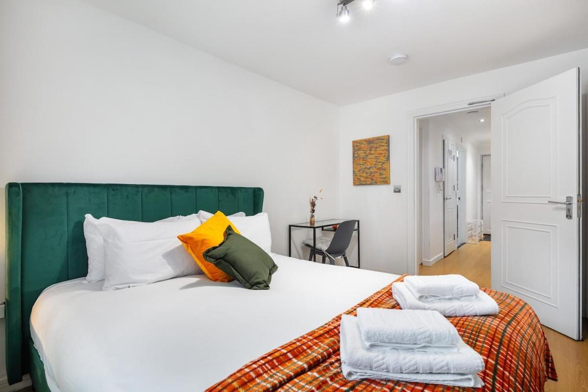 Modern Two Bed With Free Gated Parking Space Apartamento *