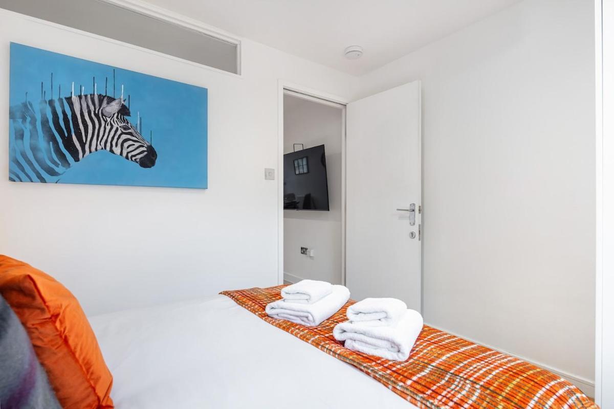 Modern Two Bed With Free Gated Parking Space * Londres
