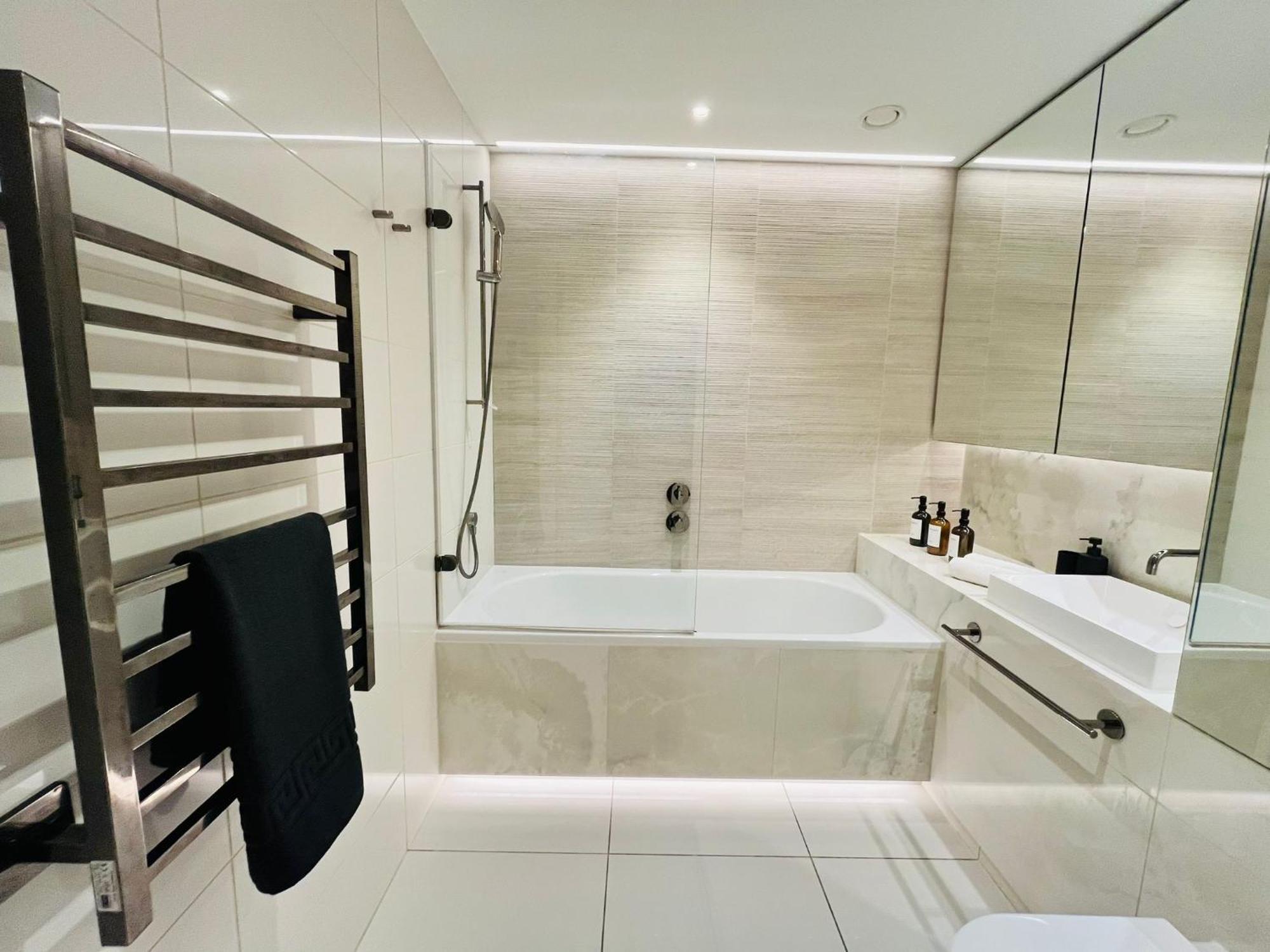 Apartment Exotic Two Bedroom Apartment -West London -Steps To Tube, Westfield