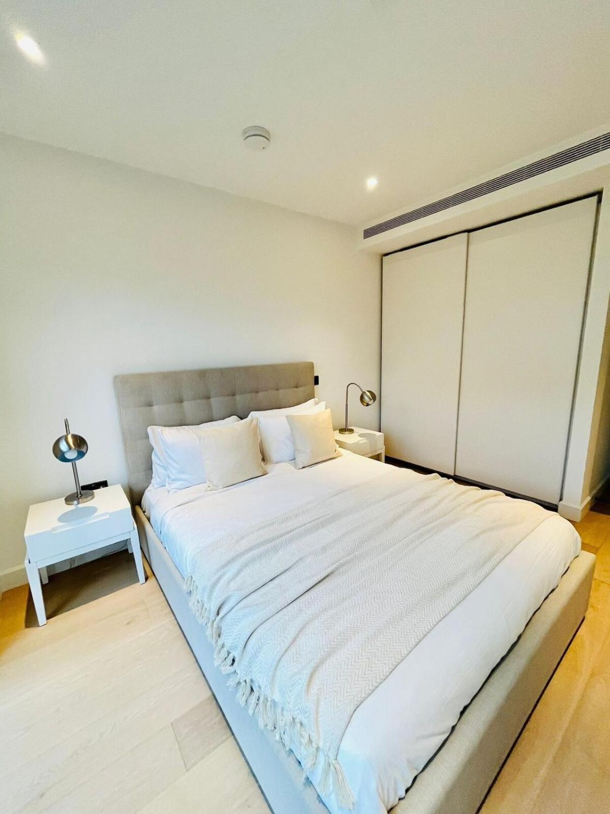 Exotic Two Bedroom Apartment -West London -Steps To Tube, Westfield