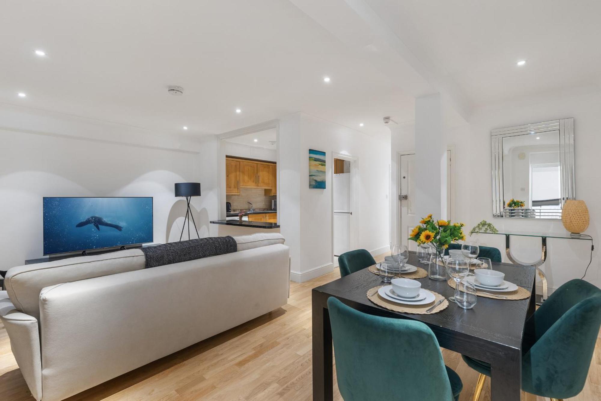 Heavenly Stays, Knightsbridge, Elegant 2-bd Escape Londen