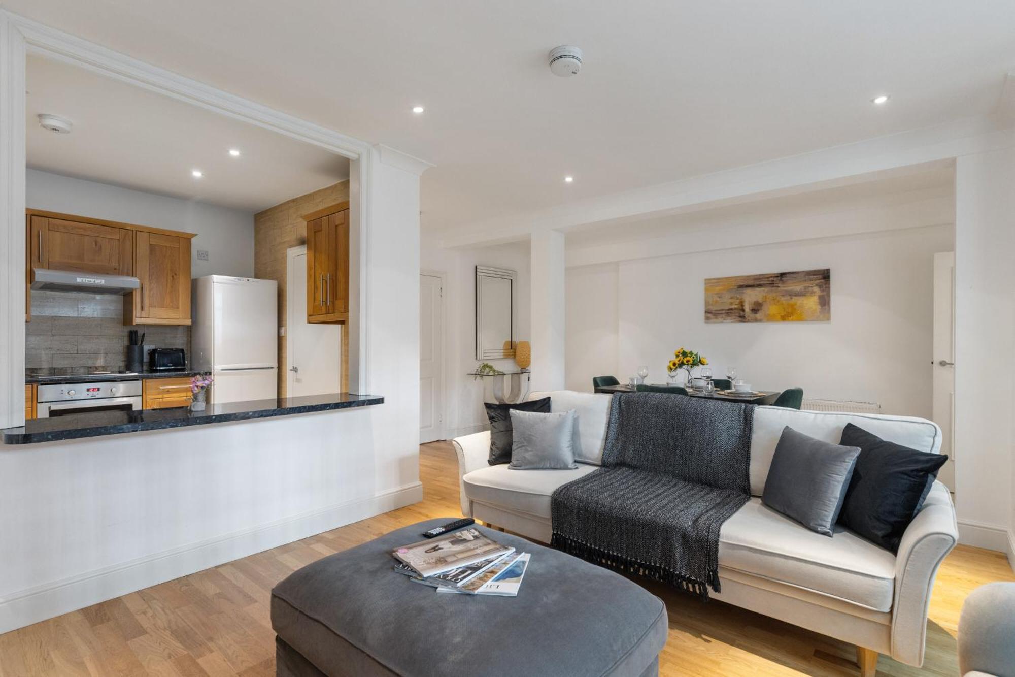 Heavenly Stays, Knightsbridge, Elegant 2-bd Escape * Londen