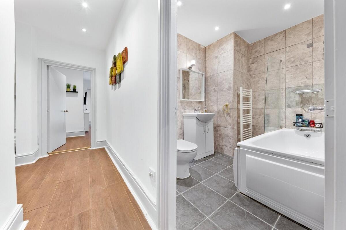 Luxury 2 Bedroom Balcony Kensington Flat For 6 Near Harrods & Next To Station! Apartment