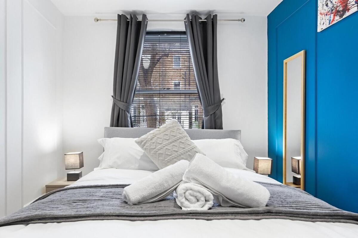 Apartment Luxury 2 Bedroom Balcony Kensington Flat For 6 Near Harrods & Next To Station!