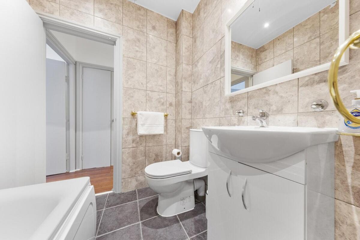 Apartment Luxury 2 Bedroom Balcony Kensington Flat For 6 Near Harrods & Next To Station! *