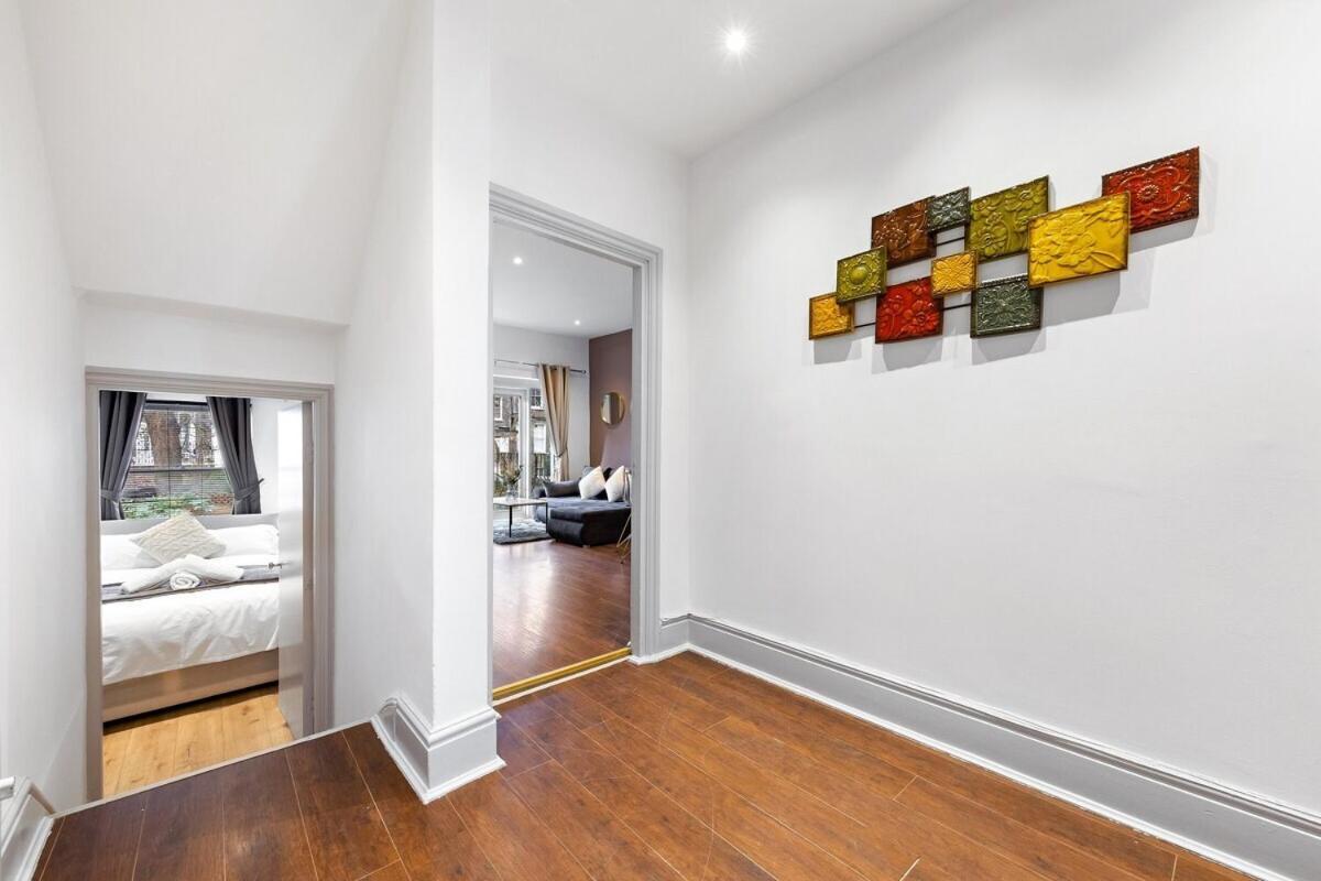 Apartment Luxury 2 Bedroom Balcony Kensington Flat For 6 Near Harrods & Next To Station! London