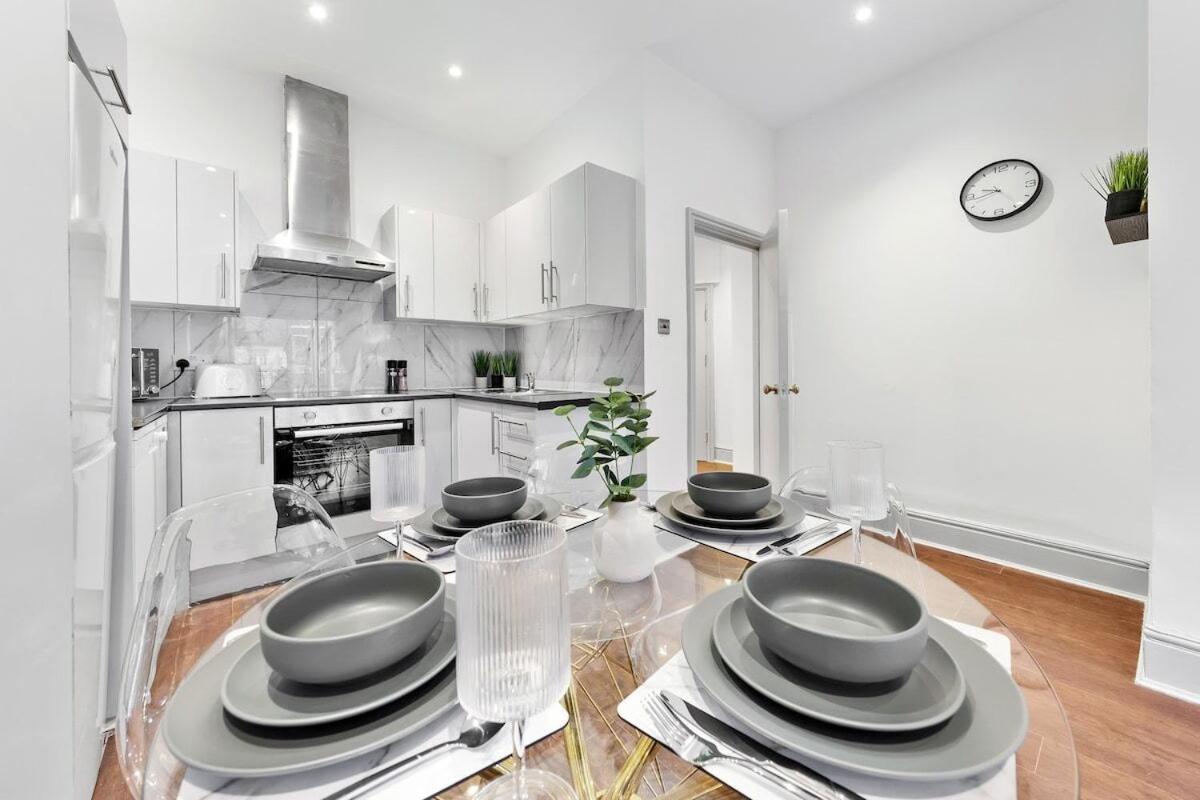 Luxury 2 Bedroom Balcony Kensington Flat For 6 Near Harrods & Next To Station!