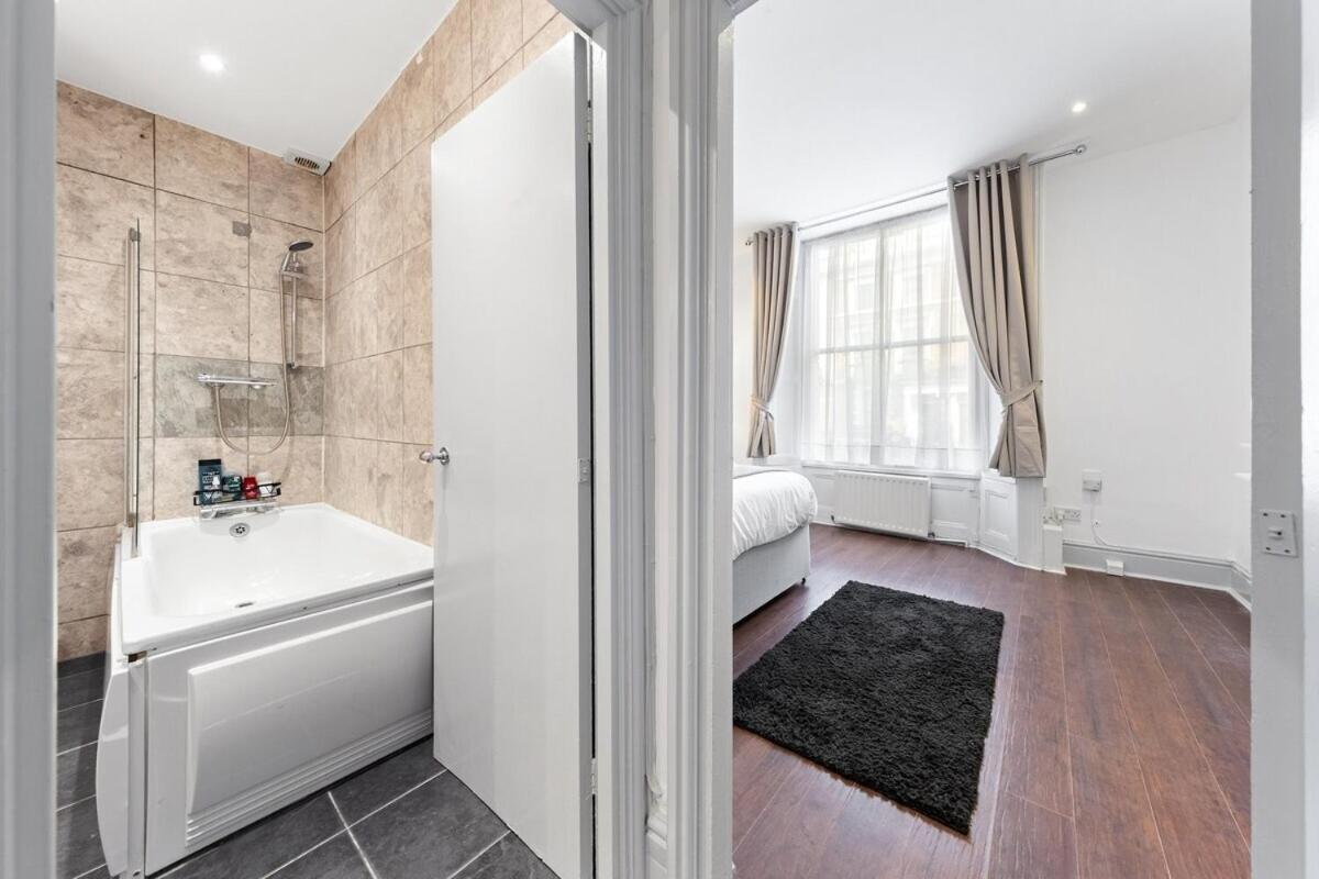 Luxury 2 Bedroom Balcony Kensington Flat For 6 Near Harrods & Next To Station! Apartment