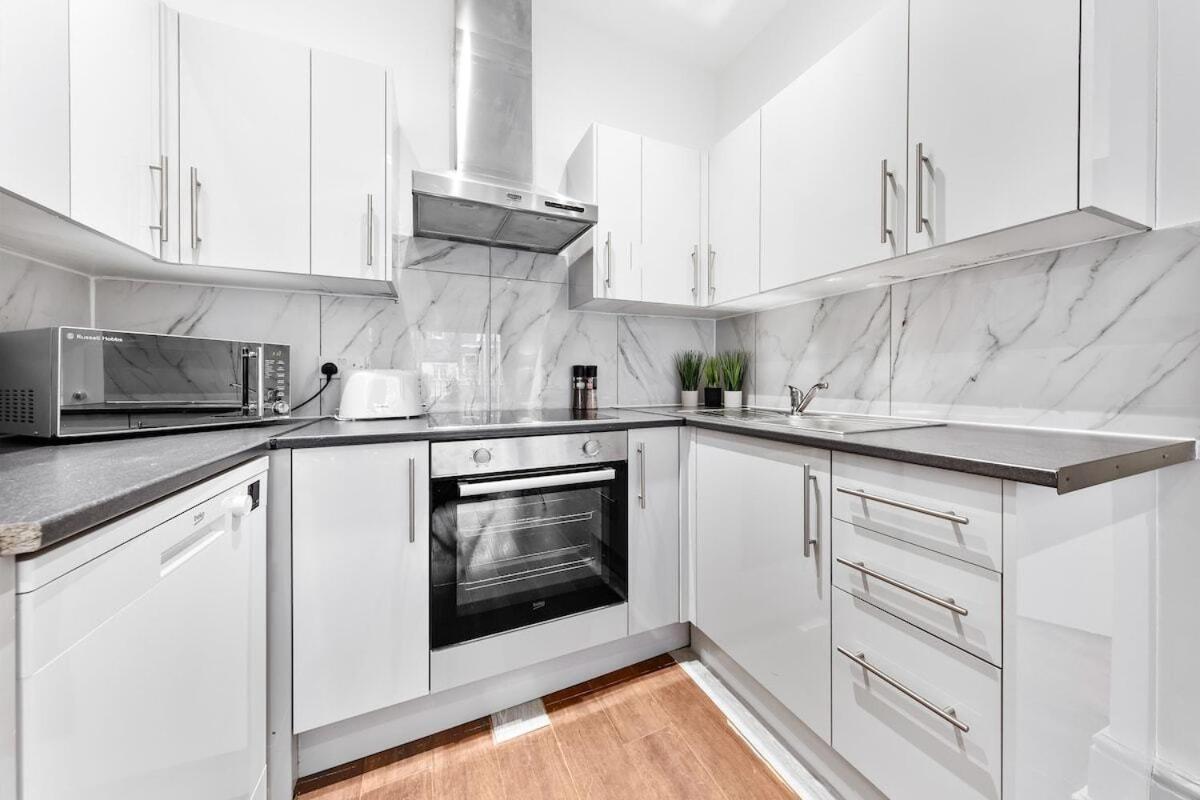 Apartment Luxury 2 Bedroom Balcony Kensington Flat For 6 Near Harrods & Next To Station! *