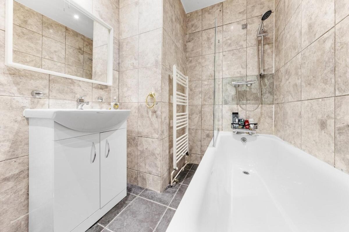 Apartment Luxury 2 Bedroom Balcony Kensington Flat For 6 Near Harrods & Next To Station! London