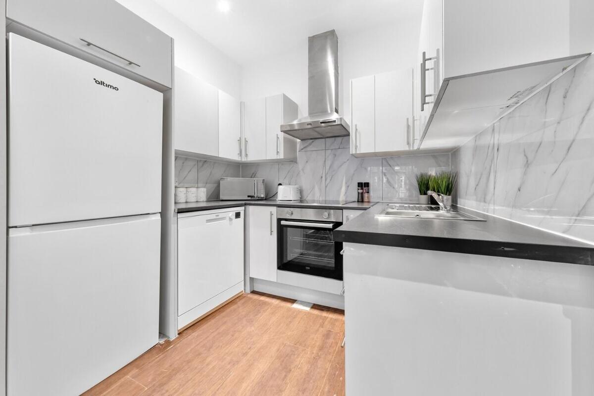 Luxury 2 Bedroom Balcony Kensington Flat For 6 Near Harrods & Next To Station! *