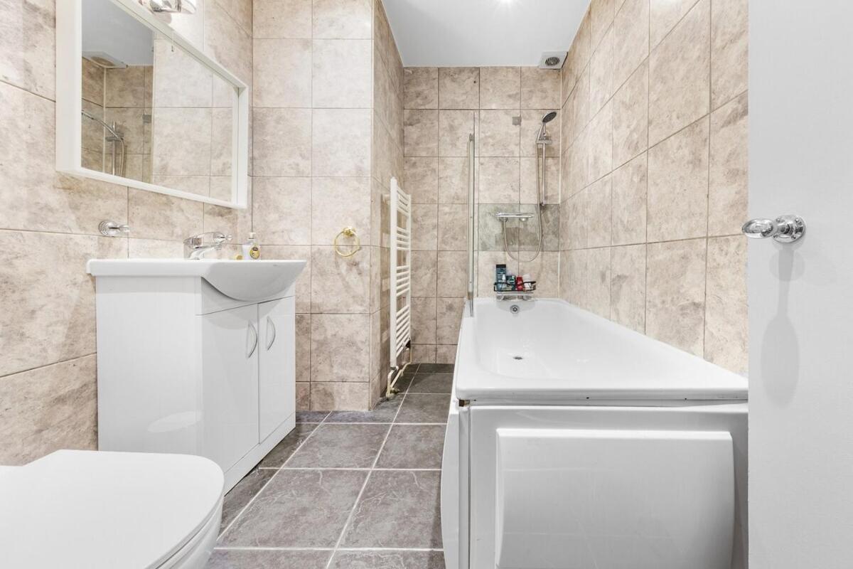 Luxury 2 Bedroom Balcony Kensington Flat For 6 Near Harrods & Next To Station! * London