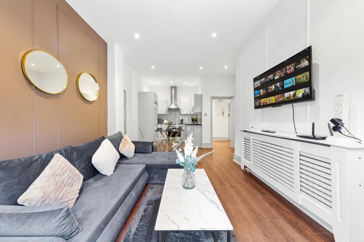 Luxury 2 Bedroom Balcony Kensington Flat For 6 Near Harrods & Next To Station!