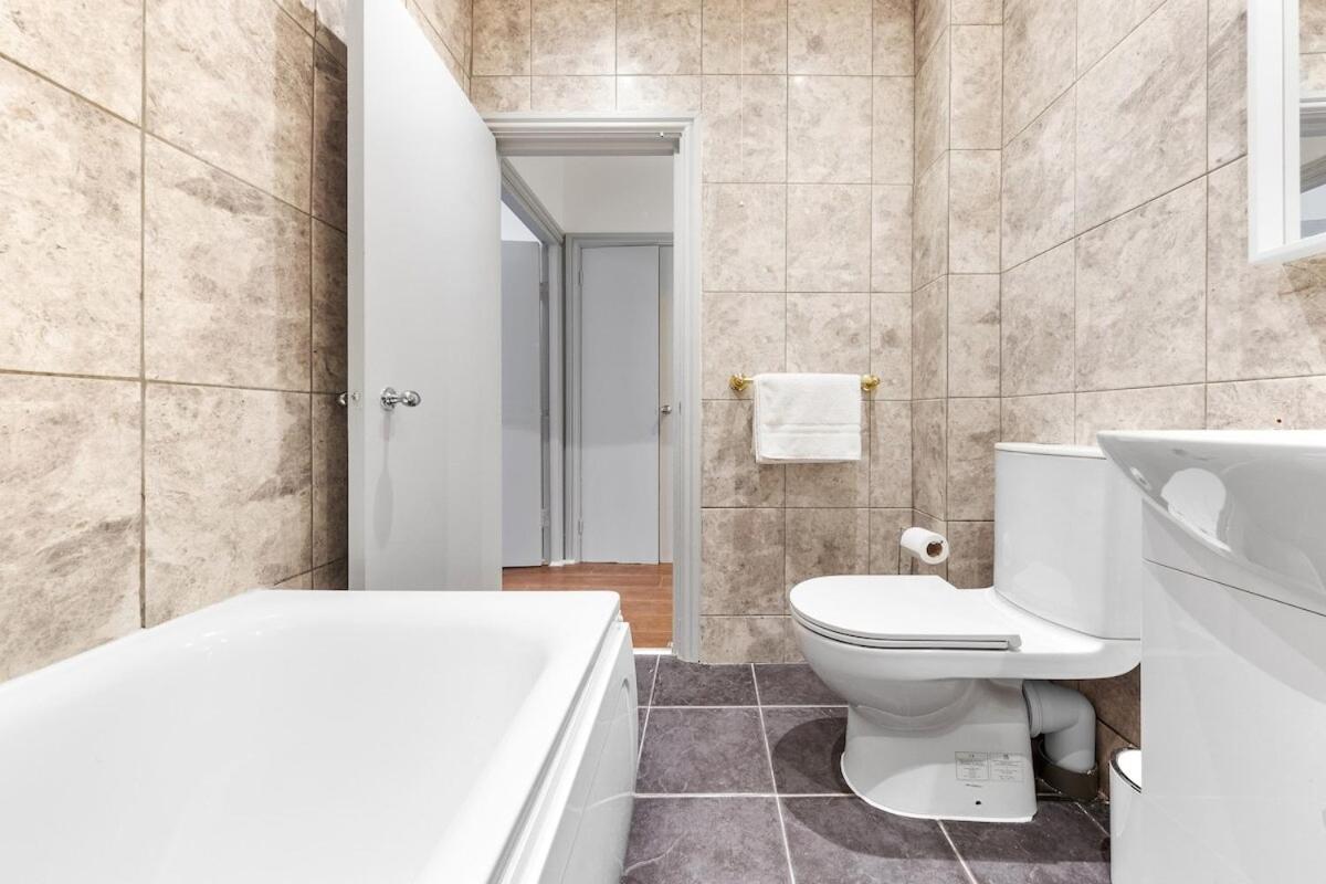Apartment Luxury 2 Bedroom Balcony Kensington Flat For 6 Near Harrods & Next To Station!