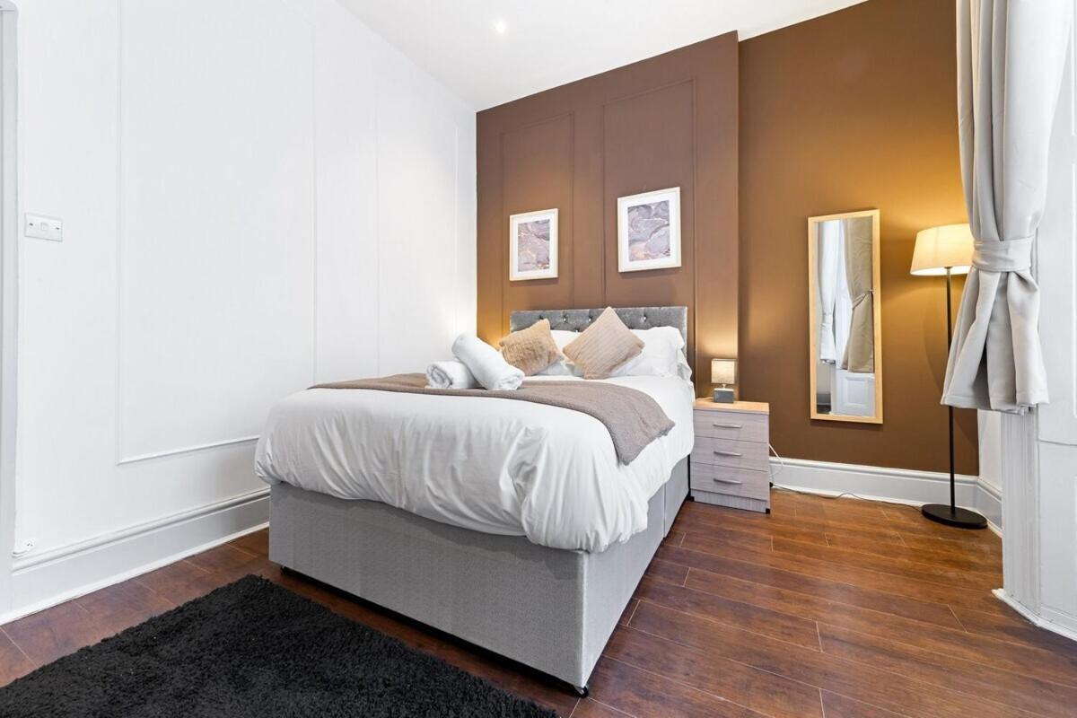 Apartment Luxury 2 Bedroom Balcony Kensington Flat For 6 Near Harrods & Next To Station! *