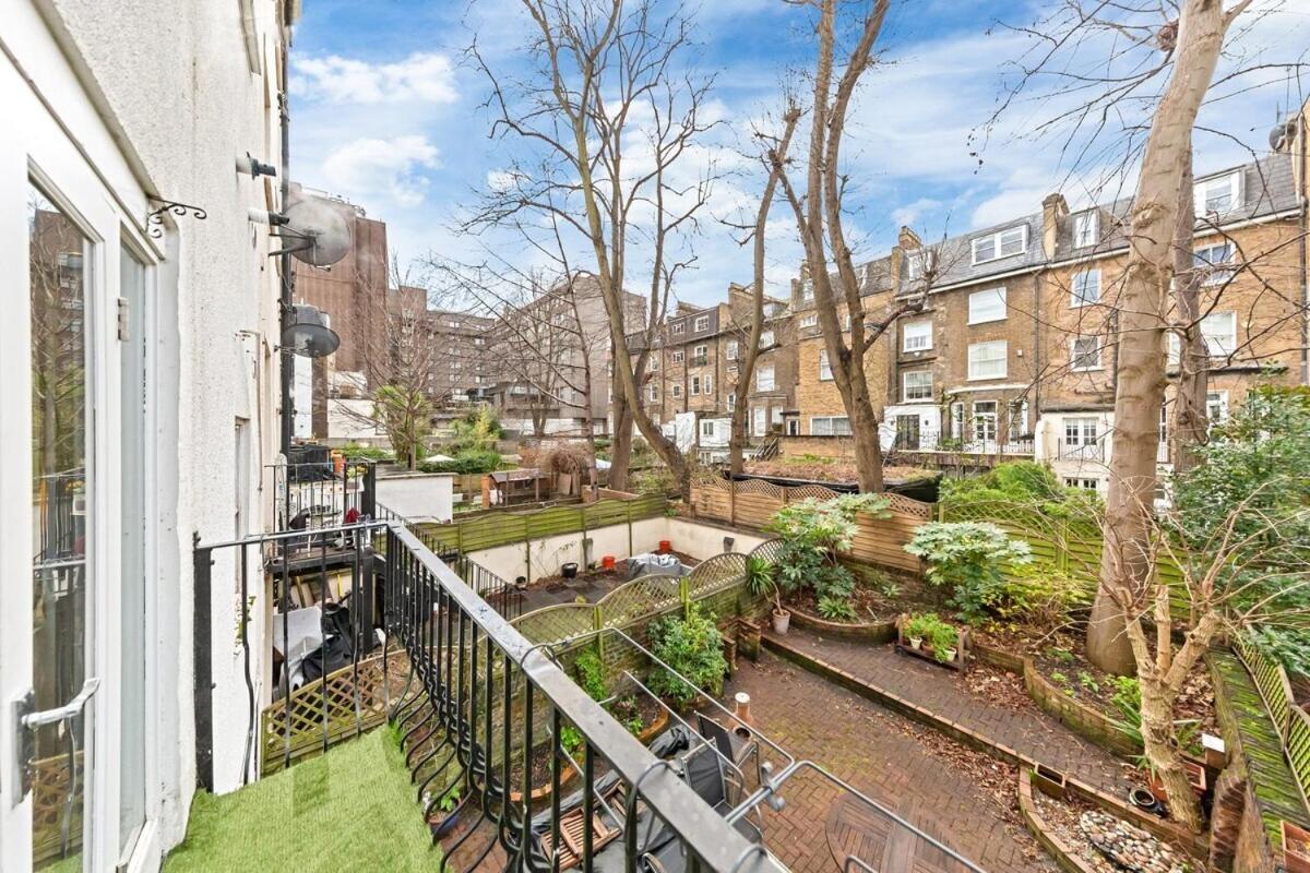 Luxury 2 Bedroom Balcony Kensington Flat For 6 Near Harrods & Next To Station! *