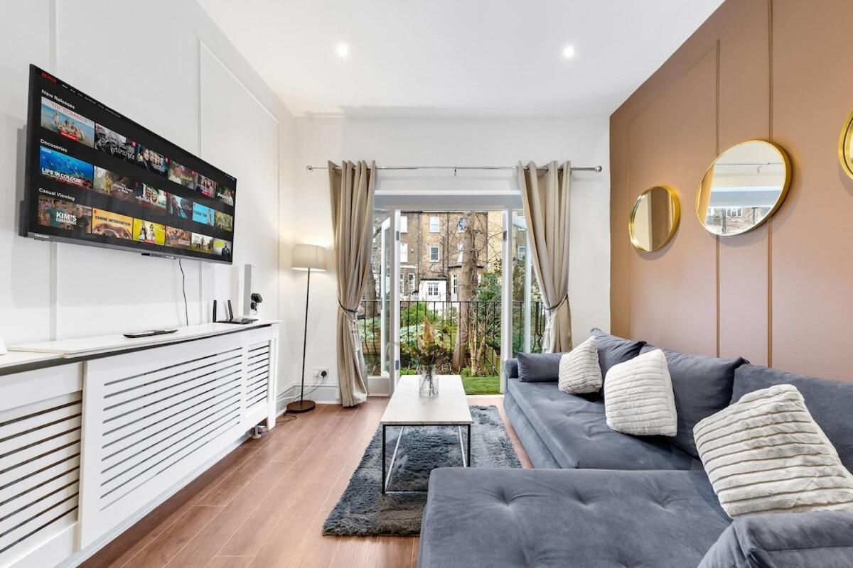 Luxury 2 Bedroom Balcony Kensington Flat For 6 Near Harrods & Next To Station! * London