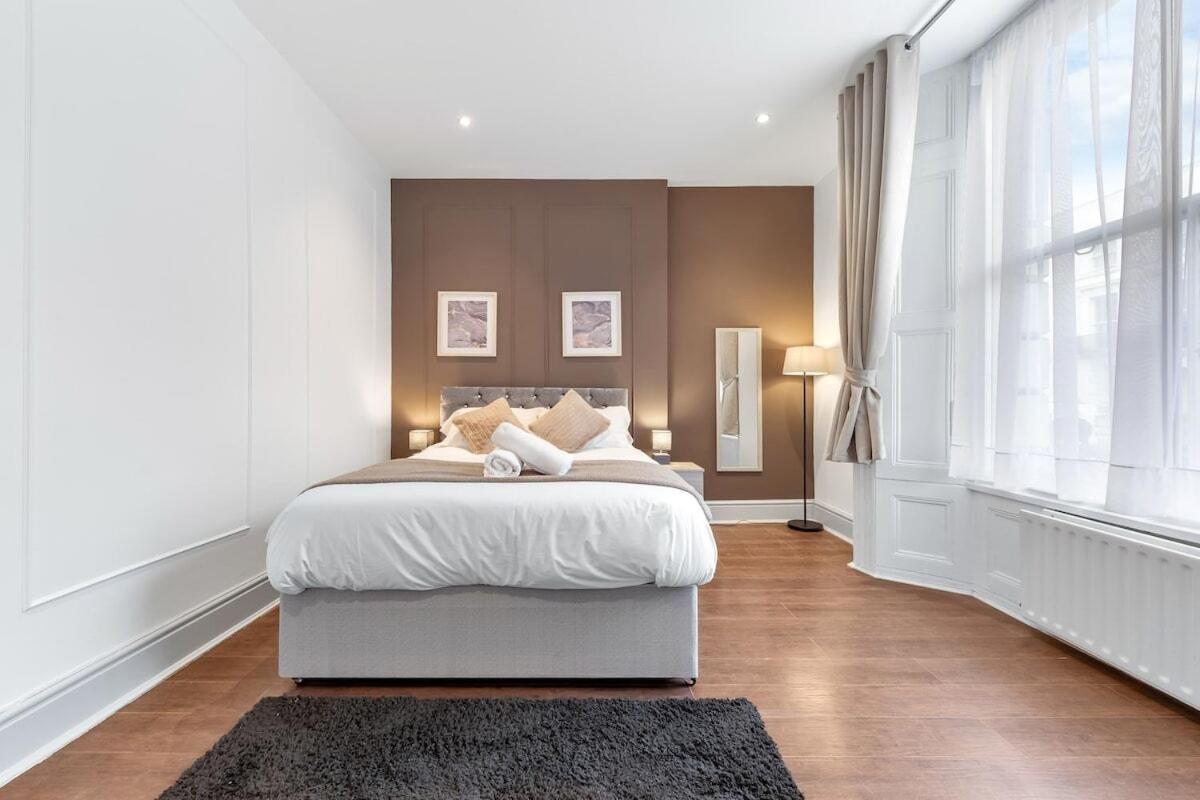 Luxury 2 Bedroom Balcony Kensington Flat For 6 Near Harrods & Next To Station!