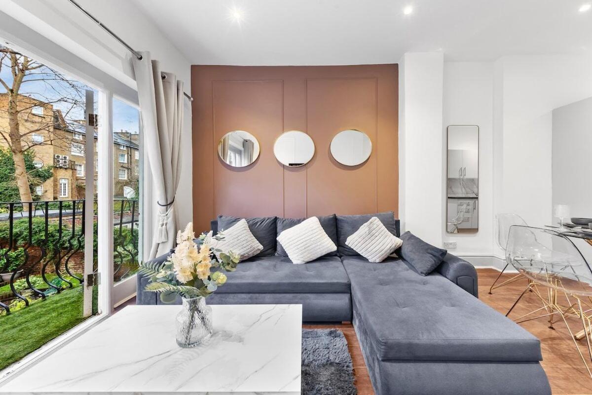 Luxury 2 Bedroom Balcony Kensington Flat For 6 Near Harrods & Next To Station! Apartment