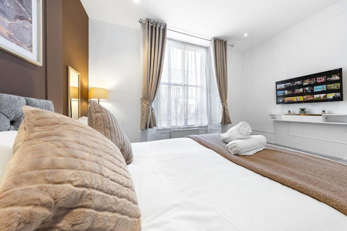 Apartment Luxury 2 Bedroom Balcony Kensington Flat For 6 Near Harrods & Next To Station!