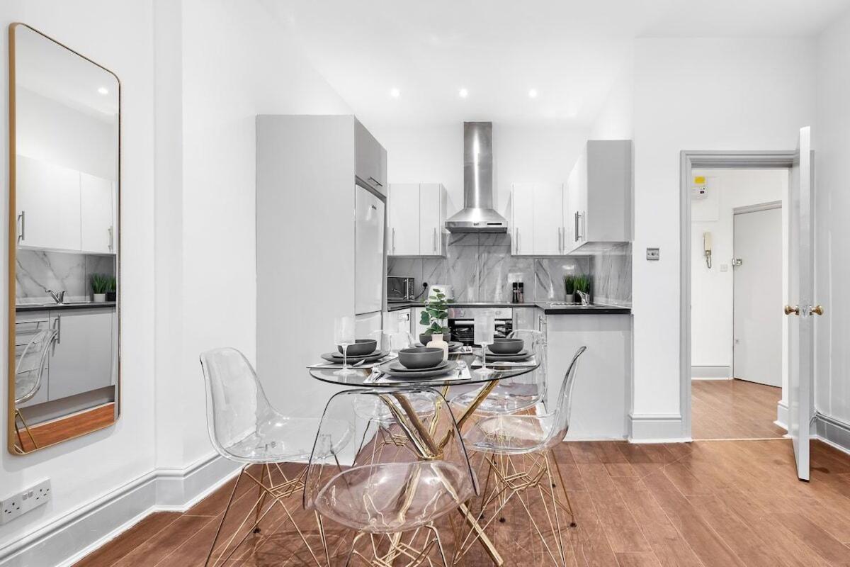 Luxury 2 Bedroom Balcony Kensington Flat For 6 Near Harrods & Next To Station! Apartment London
