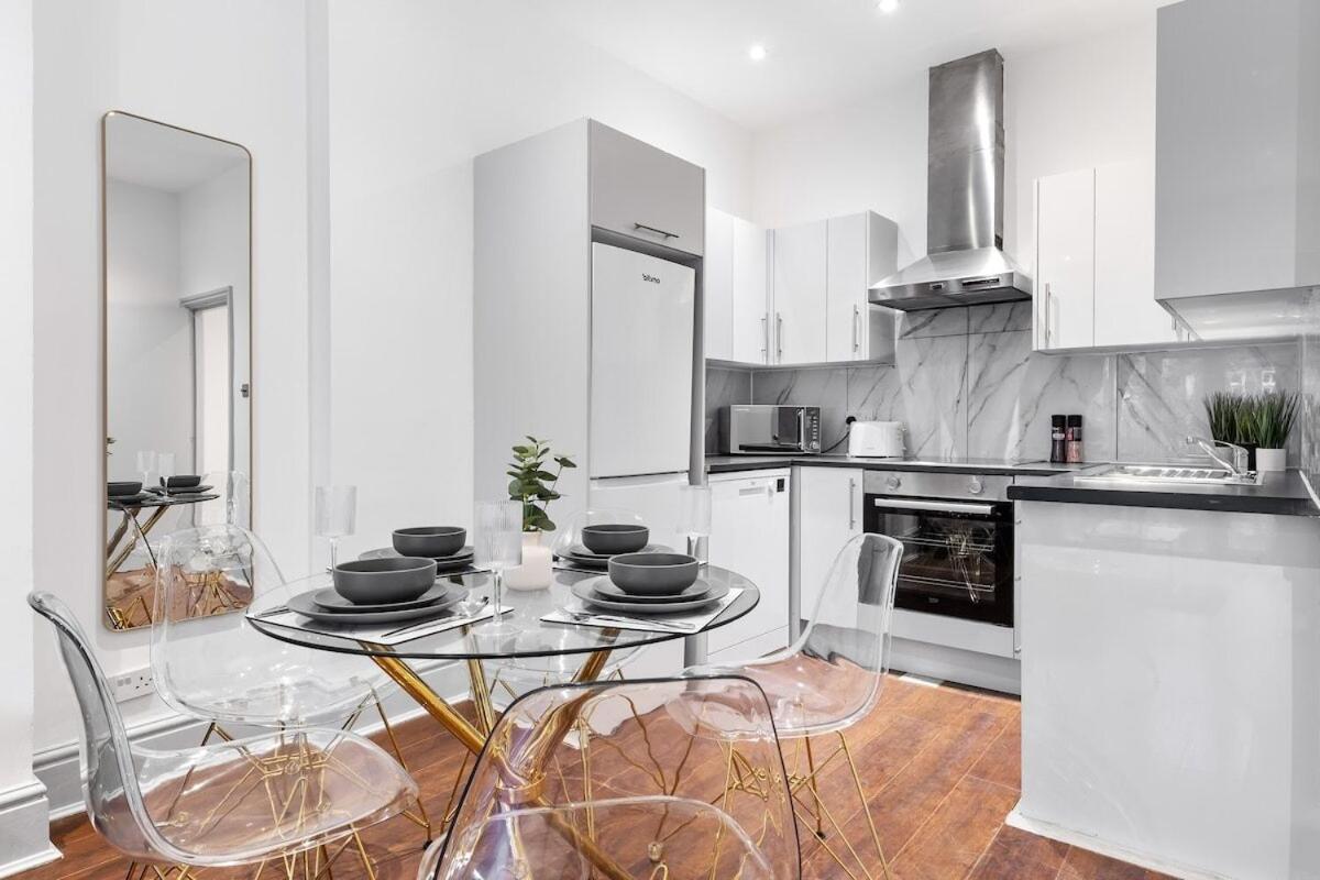 Apartment Luxury 2 Bedroom Balcony Kensington Flat For 6 Near Harrods & Next To Station! London