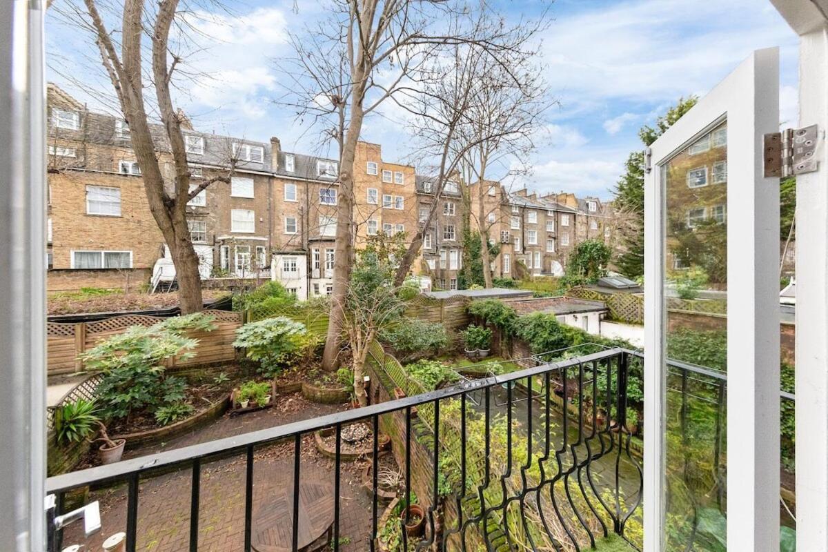 Luxury 2 Bedroom Balcony Kensington Flat For 6 Near Harrods & Next To Station! *