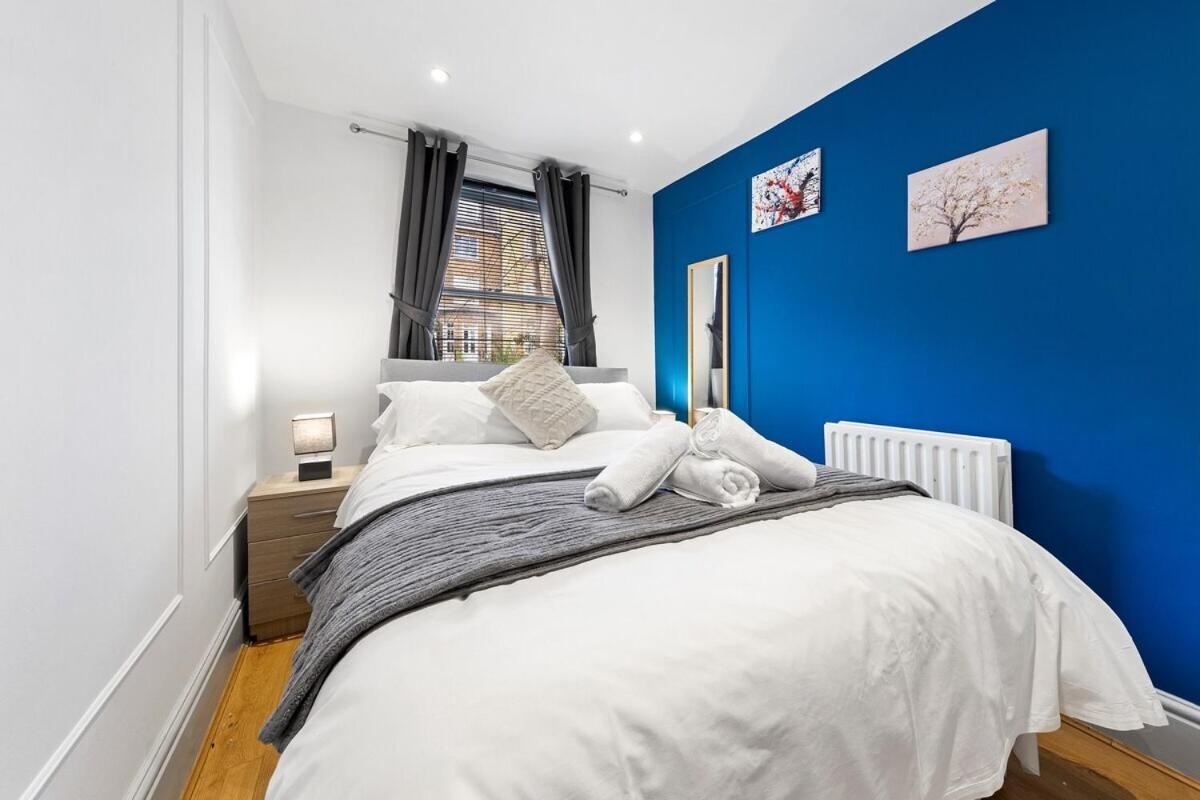 Luxury 2 Bedroom Balcony Kensington Flat For 6 Near Harrods & Next To Station! London