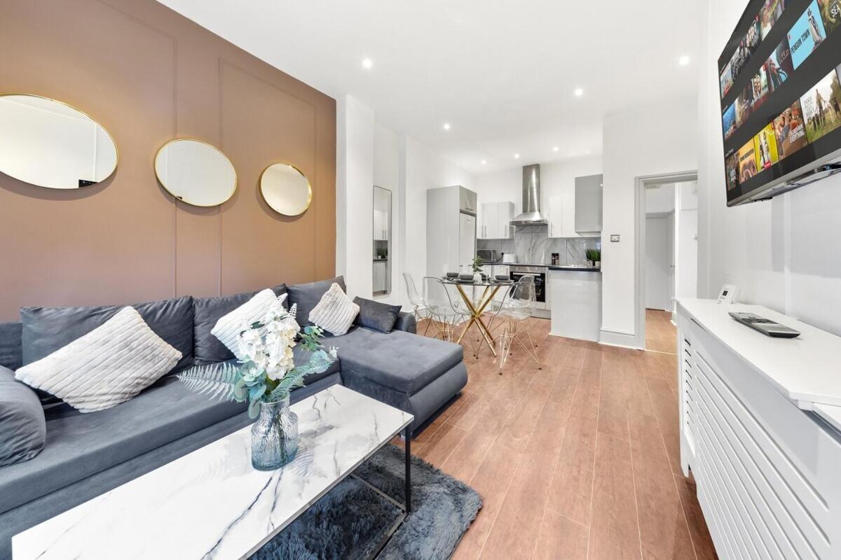 Luxury 2 Bedroom Balcony Kensington Flat For 6 Near Harrods & Next To Station! * London
