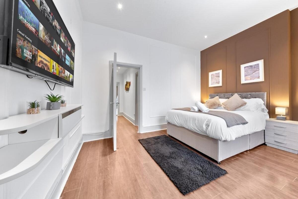 Luxury 2 Bedroom Balcony Kensington Flat For 6 Near Harrods & Next To Station!