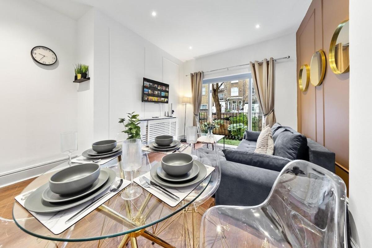 Luxury 2 Bedroom Balcony Kensington Flat For 6 Near Harrods & Next To Station! Apartment