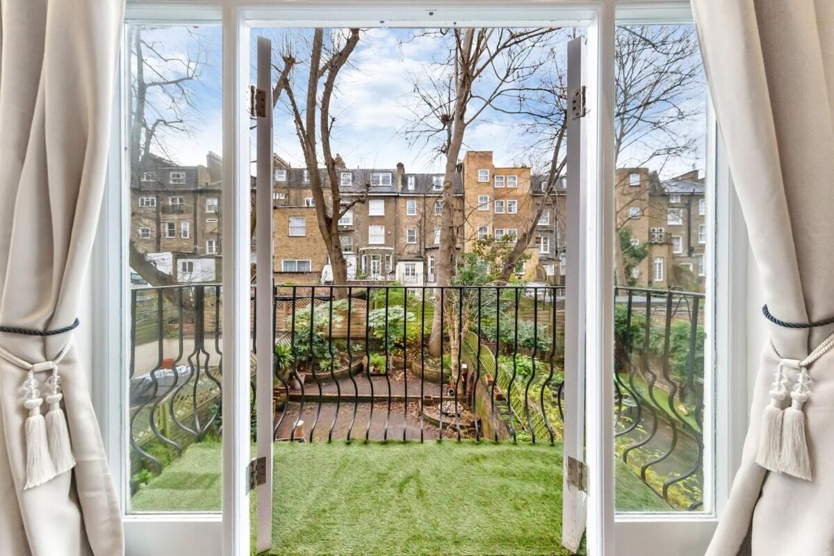 Apartment Luxury 2 Bedroom Balcony Kensington Flat For 6 Near Harrods & Next To Station!