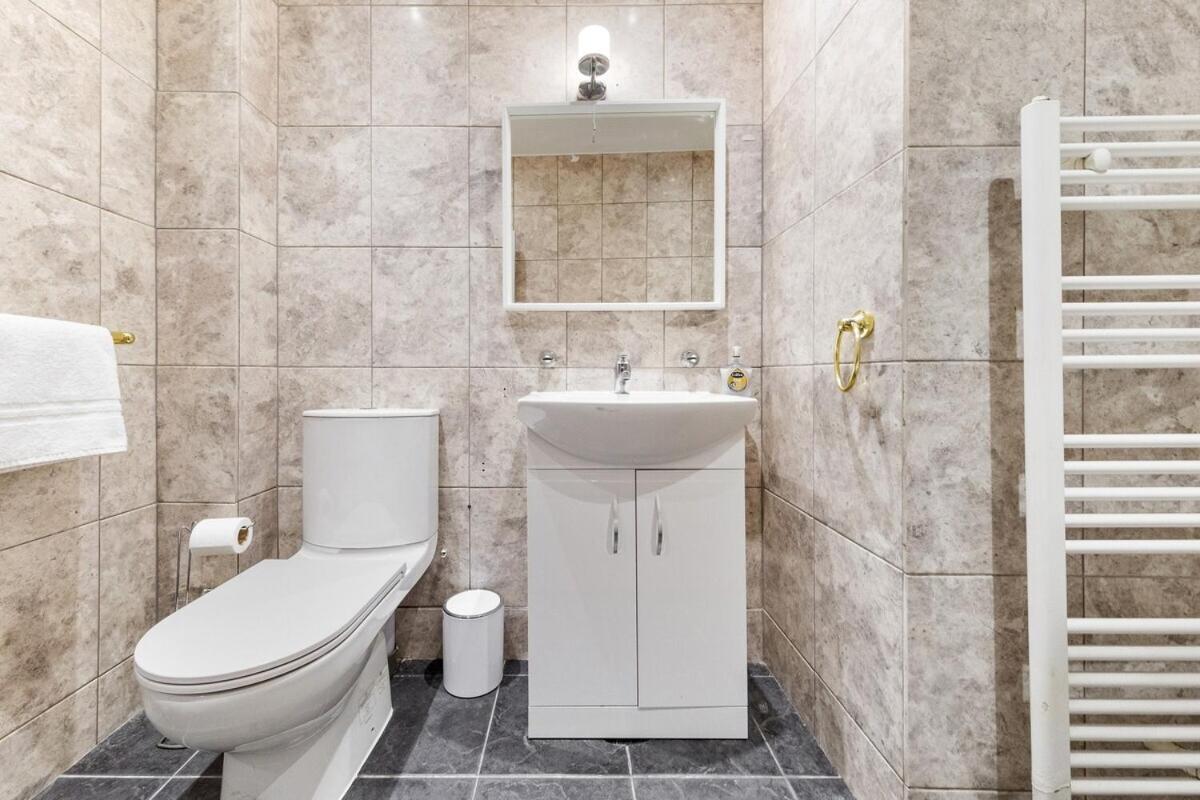 Luxury 2 Bedroom Balcony Kensington Flat For 6 Near Harrods & Next To Station! Apartment *