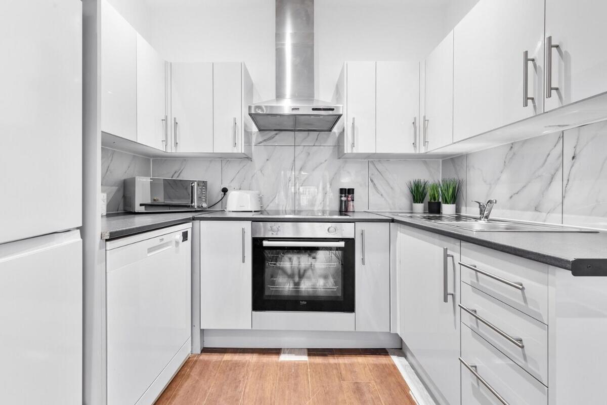 Luxury 2 Bedroom Balcony Kensington Flat For 6 Near Harrods & Next To Station! *