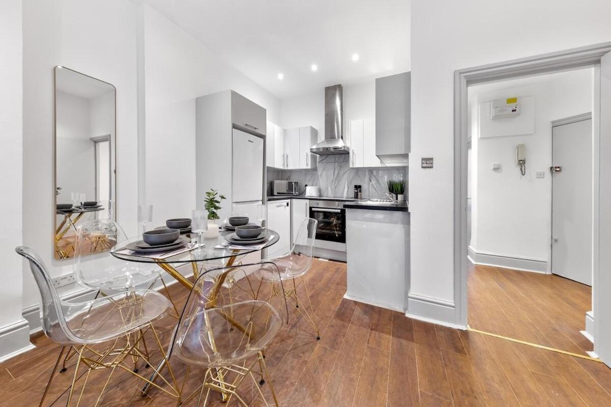 Luxury 2 Bedroom Balcony Kensington Flat For 6 Near Harrods & Next To Station! London